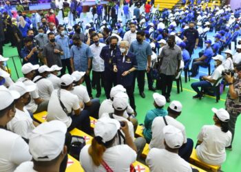ISMAIL SABRI Yaakob (tengah) menyatakan sesuatu kepada penerima lesen memandu pada Program Bantuan Lesen Memandu Keluarga Malaysia di Dewan Kompleks Rakan Muda Bera di Bera, Pahang. - UTUSAN/SHAIKH AHMAD RAZIF