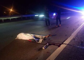 KEADAAN mayat Qhairul Idham Baharuddin yang maut selepas motosikal ditungganginya melanggar seekor lembu di Kilometer 91.3, Lebuh Raya Utara-Selatan arah utara dekat  Bedong, Sungai Petani malam semalam.