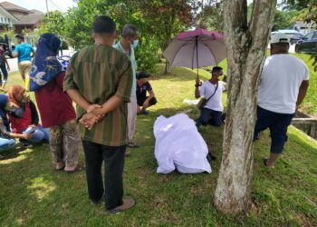 MAYAT lelaki pesakit mental yang dilanggar sebuah kenderaan ketika melintas jalan di Kilometer 69.8 Jalan Johor Bahru-Batu Pahat berhampiran Kampung Sungai Naga, Pontian, Johor.