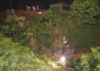 Kapsyen

ANGGOTA bomba dan polis mengangkat mangsa yang maut dalam kejadian kemalangan jalan raya di Kilometer 18, Jalan Lipis ke Benta di Lipis, Pahang. - FOTO /IHSAN IPD LIPIS