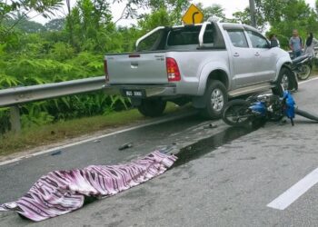 PENUNGGANG motosikal maut setelah terlibat kemalangan dengan sebuah kenderaan pacuan empat roda jenis Toyota Hilux di Kilometer 21, Jalan  Lipis-Merapoh berdekatan simpang masuk pekan Padang Tengku di Lipis, Pahang. - FOTO/IHSAN IPD LIPIS