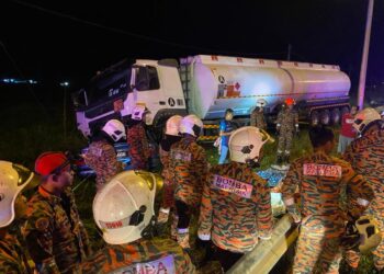 DUA beradik maut selepas kereta dinaiki dilanggar sebuah lori tangki minyak di Jalan Kuantan-Segamat berhampiran lampu isyarat Felda Lepar Hilir di Kuantan, Pahang. - FOTO IHSAN JBPM PAHANG