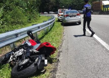 KEADAAN motosikal milik mangsa yang maut dalam kemalangan jalan raya di kilometer 43, Lebuhraya Karak-Kuala Lumpur di Bentong, Pahang. - FOTO/IHSAN IPD BENTONG