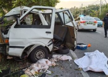 KEADAAN van yang terbabas dan merempuh pokok menyebabkan pemandunya maut di Batu 11, Jalan Pantai, Tanjung Piandang dekat Parit Buntar, Perak, hari ini. - FOTO/MEDIA SOSIAL