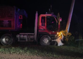 SEBUAH Perodua Myvi remuk dan terperosok di bawah treler dalam kemalangan membabitkan dua kenderaan itu di kilometer 27 Jalan Ibam - Rompin, dekat kilang Farm Fresh, Muadzam Shah di Rompin, Pahang. - FOTO IHSAN JBPM PAHANG