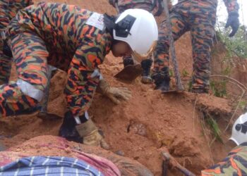 ANGGOTA Bomba dan Penyelamat dari Balai Bomba Cameron Highlands mengeluarkan mangsa yang terkorban dalam kejadian tanah runtuh di Blue Valley, Kampung Raja di Cameron Highlands, Pahang. - IHSAN JBPM PAHANG
