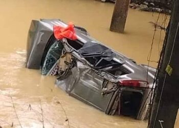 KEADAAN SUV yang terjunam ke dalam sungai selepas terbabas dan melanggar penghadang Jambatan Sungai Durian di Kilometer 65.2 Kota Bharu - Gua Musang, Kuala Krai hari ini. - MEDIA SOSIAL