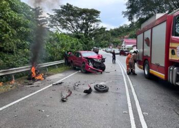 MOTOSIKAL mangsa remuk dan terbakar setelah dilanggar sebuah kenderaan jenis pacuan empat roda yang pecah tayar dalam kemalangan di Kilometer 5, Jalan Lipis - Merapoh di Lipis, Pahang. - FOTO/IHSAN BALAI BOMBA KUALA LIPIS