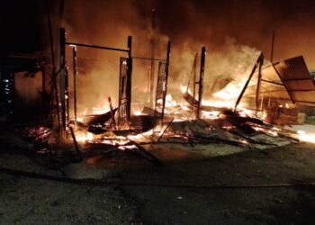 KEADAAN rumah dan tokong yang terbakar mengakibatkan seorang lelaki warga emas maut di Bukit Merah, Menglembu, Ipoh, Perak, hari ini. - IHSAN JBPM