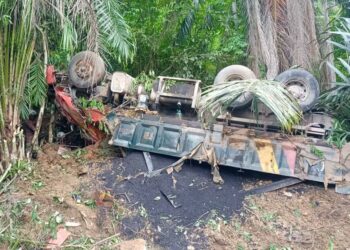 LORI muatan tar terbalik mengakibatkan pemandu seorang warga emas maut dalam kemalangan jalan di Kilometer 15, Jalan Kampung Budu - Tualang Padang berdekatan Benta di Lipis, Pahang. - FOTO/IHSAN IPD LIPIS