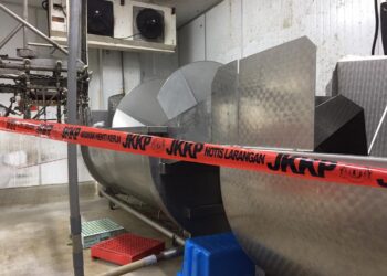 MANGSA maut selepas terjatuh ke dalam jentera spin chiller di sebuah kilang memproses ayam di Ayer Hitam, Batu Pahat, Johor.