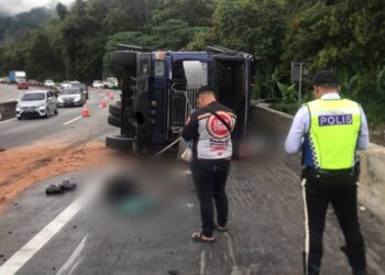 TRELER yang terbalik akibat terbabas lalu melanggar penghadang konkrit di selekoh menyebabkan seorang kelindan meninggal dunia dalam kemalangan di kilometer 43, Lebuhraya Karak menghala ke Bentong dekat Bukit Tinggi di Bentong, Pahang. - FOTO/IHSAN IPD BENTONG