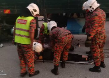 ANGGOTA bomba mengeluarkan mangsa yang tersepit dalam kemalangan di Kilometer 28, Jalan Raya Timur Barat (JRTB) Gerik-Kupang dekat Gerik, Perak,  hari ini. - IHSAN JBPM