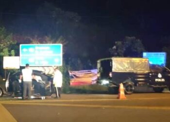 ANGGOTA polis memeriksa sebuah kereta yang terbabit dengan kemalangan di Kilometer 12, Jalan Bentong ke Raub berdekatan Simpang Lebu di Bentong, Pahang. - IHSAN IPD BENTONG