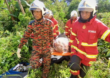 ANGGOTA bomba mengusung mayat Zamri Jusoh yang meninggal dunia setelah dihempap dinding konkrit rumah di Kampung Padang Midin, Kuala Terengganu hari ini. - UTUSAN/TENGKU DANISH BAHRI TENGKU YUSOFF