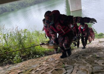 BOMBA membawa keluar mayat Hamzah Ilya Alias di Kuala Kubu Bharu, Selangor