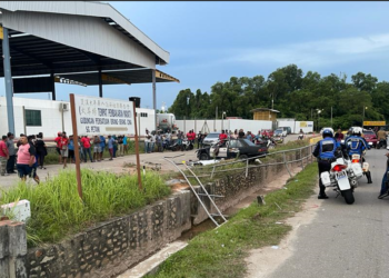 KENDERAAN dinaiki mangsa melanggar besi penghadang jalan sebelum tercampak melepasi longkang di Lencongan Timur, Sungai Petani.