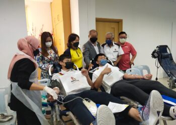 LEE Tian Hock (berdiri, tiga dari kanan) bersama Ciew Ping (berdiri dua dari kiri) melawat penderma darah pada Program Derma Arah anjuran Yayasan Matrix Concepts dan Pusat Perubatan Mawar di Seremban, Negeri Sembilan, hari ini. - UTUSAN/NOR SHAFAWATI YUP