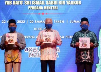 ISMAIL Sabri Yaakob melancarkan Buku Keluarga Malaysia Keluarga Sejahtera, di Putrajaya. - FOTO/FAISOL MUSTAFA