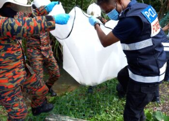 ANGGOTA bomba dan polis mengeluarkan mayat seorang kanak-kanak yang ditemukan dalam keadaan reput dan berbau busuk di Kampung Desa Makmur, Johor Bahru, Johor, hari ini.