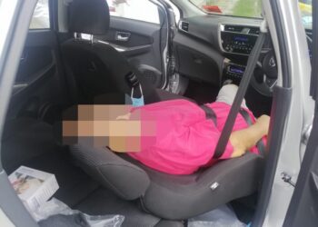 MAYAT seorang pesara lelaki ditemukan di bahagian pemandu kereta jenis Perodua Myvi di hadapan sebuah premis di Kondominium Golden Triangle, Relau, Pulau Pinang pagi ini.