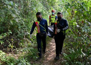 POLIS mengusung mayat Abdul Hadi Ismail yang ditemukan di kawasan belukar berhampiran Kampung Tanjung Aur di Hulu Terengganu hari ini. - PUQTRA HAIRRY ROSLI
