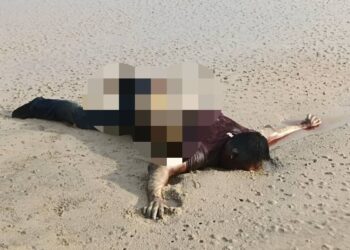 MAYAT tanpa pengenalan diri ditemukan terdamparndi pesisir Pantai Lagenda di Pekan, Pahang. - FOTO IHSAN JBPM PAHANG