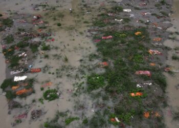 Mayat mangsa Covid-19 terapung di tebing Sungai Ganges di Uttar Pradesh India ekoran hujan lebat yang menyebabkan air sungai itu melimpah. - AFP
