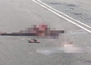 KEADAAN mayat lelaki pejalan kaki dipercayai digilis kenderaan di Kilometer 19, Jalan Raya Timur Barat (JRTB) Gerik-Jeli di Gerik, Perak, hari ini. - MEDIA SOSIAL