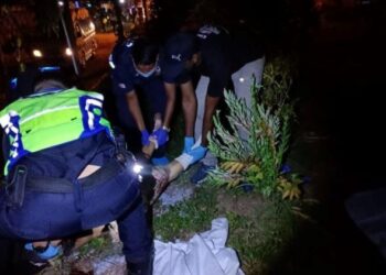 POLIS mengangkat mayat warga emas berdekatan pagar yang merupakan mangsa bunuh di Kampung Kemahang Hulu di Lipis, Pahang. - FOTO/IHSAN IPD LIPIS