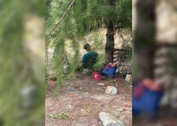 KEADAAN mayat seorang lelaki tempatan dengan keadaan leher dijerut tali dan diikat pada sebatang pokok di Pulau Melaka, Melaka.