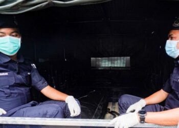 ANGGOTA polis membawa keluar mayat yang baru ditemukan tertimbus dalam kejadian tanah runtuh di FoF, Batang Kali, Hulu Selangor pagi tadi. - FOTO/SHIDDIEQIIN ZON