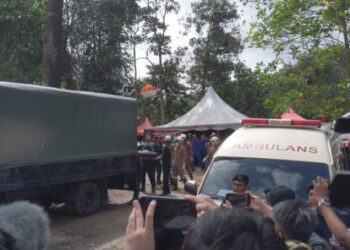 MAYAT mangsa dibawa keluar pasukan SAR dari lokasi kejadian pagi ini.