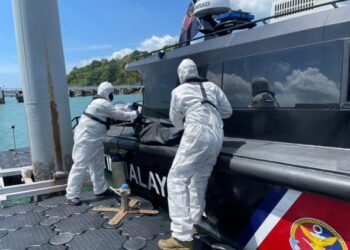 ANGGOTA Maritim Malaysia mengusunv mayat nelayan warga Thailand yang ditemukan penyelam bebas di dalam bot yang karam berdekatan Pulau Payar, Langkawi, hari ini.