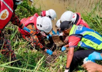 MAYAT mangsa kemalangan dibawa naik ke tebing dari tali air di Jalan Bota Kiri-Ulu Dedap dekat Pasir Salak, Perak hari ini. - IHSAN PDRM