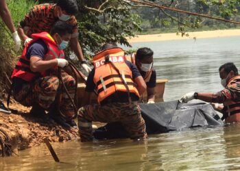 ANGGOTA bomba memeriksa mayat lelaki yang ditemukan terapung di kawasan tongkang mesin sedut pasir di Sungai Terengganu, Kampung Gaung, Kuala Berang, Hulu Terengganu, hari ini.