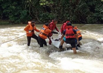 PASUKAN menyelamat membawa mayat lelaki yang ditemukan tersangkut di celah batu di Sungai Tonggang, Tanjung Rambutan dekat Ipoh, Perak, hari ini. - UTUSAN