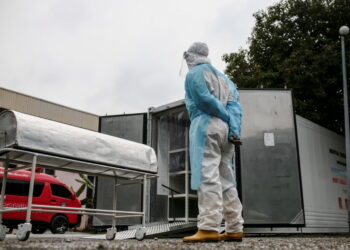 PETUGAS pengurusan jenazah berdepan masalah menguruskan mayat warga asing berikutan isu dokumentasi pihak kedutaan.
– UTUSAN/ZULFADHLI ZAKI