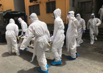 MAYAT seorang wanita warga emas dibawa ke hospital selepas ditemukan terbaring dalam sebuah rumah berkunci di Garden Homes, Seremban 2, Seremban, Negeri Sembilan,  hari ini. - IHSAN BOMBA