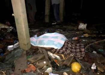 MAYAT Ramli Abdul Rahim yang hilang sejak tengah hari semalam ditemui terbaring di bawah bangsal ikan di Kuala Paka, Dungun, semalam. - FOTO/NIK NUR IZZATUL HAZWANI NIK ADNAN
