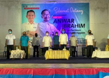 MASZLEE Malik (empat dari kiri) bersama Anwar Ibrahim dan pimpinan PKR ketika program Jelajah Presiden di Dewan JKKK Kampung Baru Machap, Kluang, Johor.