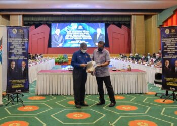 AHMAD Samsuri Mokhtar (kanan) bersama Datuk Seri Mustapa Mohamed selepas Sesi Libat Urus Pasca Rancangan Malaysia Ke-12 (RMK-12) di Wisma Darul Iman di Kuala Terengganu hari ini. - UTUSAN/PUQTRA HAIRRY ROSLI