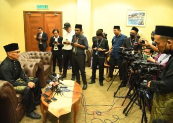 MOHD. Shukri Ramli dalam sidang akhbar selepas mengangkat sumpah sebagai Menteri Besar Perlis ke-8 di Kompleks DUN Kangar, Perlis, hari ini.- UTUSAN/IZLIZAN OTHMAN