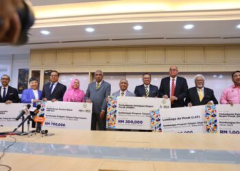 SAARANI Mohamad (tengah) bersama GLC yang memberi sumbangan pada Pelancaran Bantuan Sara Diri dan Bantuan Kecemasan Mahasiswa dan Penyerahan Sumbangan Bantuan Makanan Percuma di bawah Inisiatif Tuisyen Cikgu Saarani di Ipoh hari ini. - UTUSAN