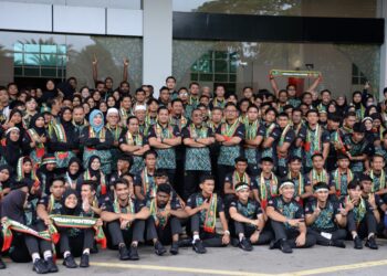 MUHAMMAD Sanusi Md. Nor (tengah) bersama kontinjen Sukma Kedah pada Majlis Penyerahan Bendera di Dewan Seri Mentaloon, Alor Setar, Kedah.