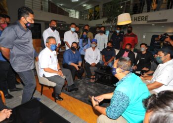 HASNI Mohammad (duduk, kiri) beramah mesra dengan para usahawan sempena perasmian Ruang Kerja Iskandar Space Common Ground di Medini 6, Iskandar Puteri. - UTUSAN/RAJA JAAFAR ALI