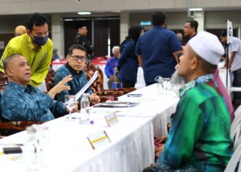 SAARANI Mohamad (kiri) mendengar aduan rakyat pada program Mesra Hari Bertemu Pelanggan di Stadium Indera Mulia, Ipoh hari ini. - UTUSAN/MUHAMAD NAZREEN SYAH MUSTHAFA