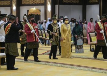SULTAN Sallehuddin Sultan Badlishah dan Sultanah Maliha Tengku Ariff berangkat ke Istiadat Menyembah Tahniah dan Penganugerahan Darjah serta Bintang Kebesaran di Balairong Seri, Istana Anak Bukit, Alor Setar, Kedah.