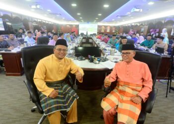 WAN ROSDY Wan Ismail (depan, kanan) dan Amirudin Shari (depan, kiri) ketika mempengerusikan mesyuarat bersama kerajaan Pahang dan Selangor di Wisma Sri Pahang di Kuantan, Pahang. - FOTO/SHAIKH AHMAD RAZIF