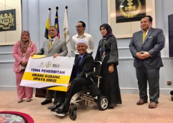 SAARANI Mohamad (dua dari kiri) menyerahkan geran bagi tema penerbitan Orang Kurang Upaya (OKU) pada majlis di Bangunan Perak Darul Ridzuan di Ipoh hari ini. - UTUSAN/LIYANA RAMLI